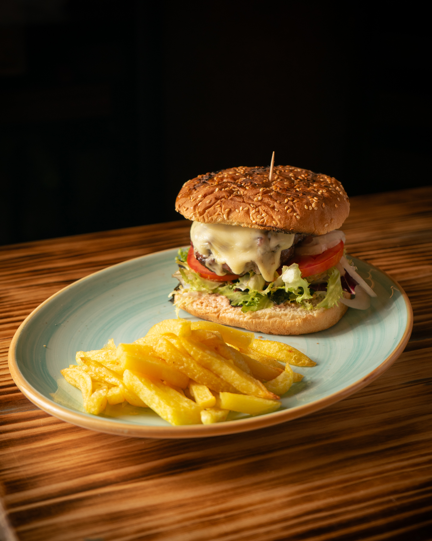 Hamburguesa de autor con patatas fritas