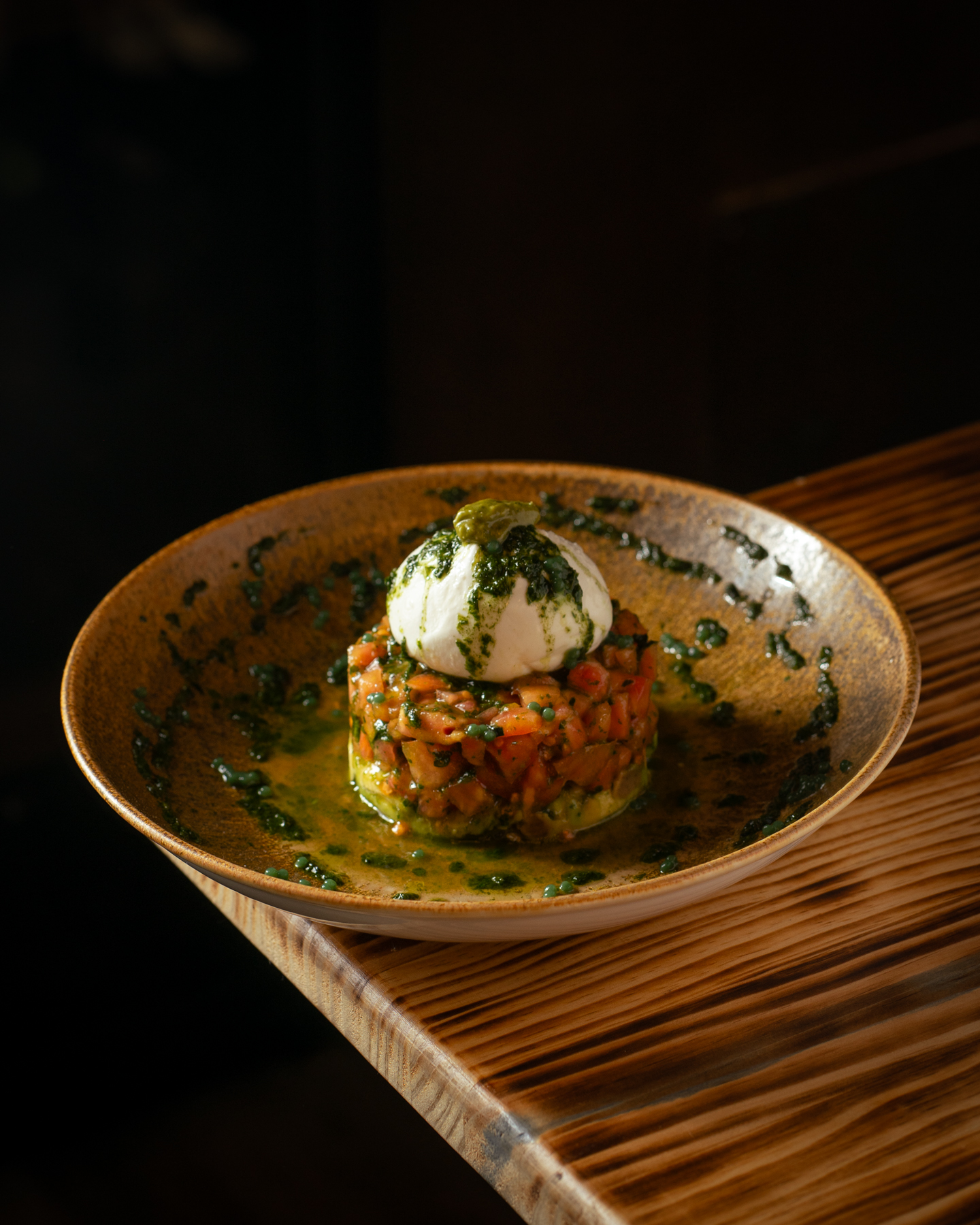 Burrata con tomate rosa, aguacate y pesto