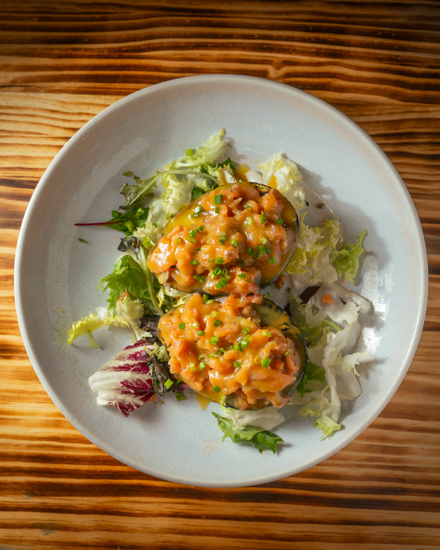 Aguacate a la brasa con tartar de salmón ahumado