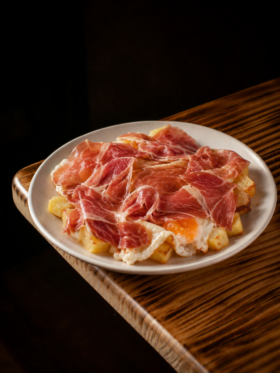 Huevos rotos con jamón serrano